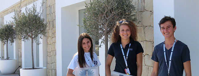 Drei Betreuer vor der LISA! Sprachschule in Malta während einer Schülersprachreise.