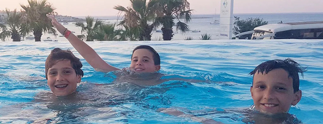 Familiensprachreise Malta drei Jungs im Pool Palmen im Hintergrund