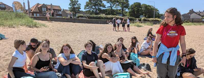 Jugendliche sitzen am Strand bei einer LISA! Schülersprachreise in Edinburgh