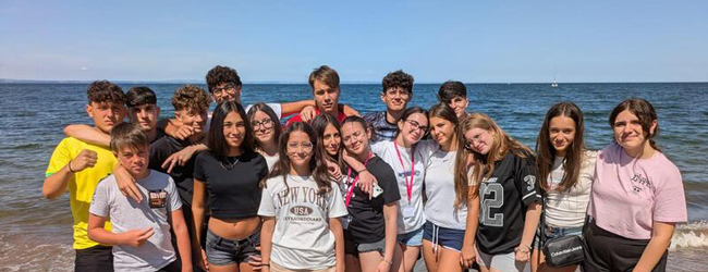 Jugendliche stehen am Strand in Schottland bei einer Schülersprachreise