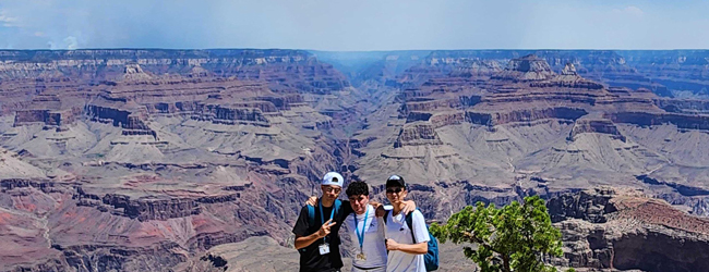 Drei Jungen stehen vor dem Grand Canyon in den USA