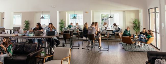 Schüler sitzen in der Lounge einer Residenz bei einer Schülersprachreise in Los Angeles
