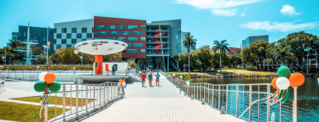 Gelände der Universität in Miami mit Schwimmbad und See
