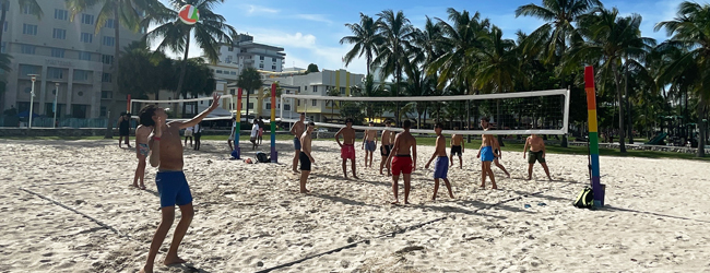 Jugendliche spielen Beachvolleyball am Strand von Miami