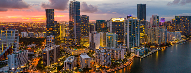 LISA-Sprachreisen-Schueler-Englisch-USA-Miami-Skyline-Abend-Sonnenuntergang-Wolkenkratzer LISA-Sprachreisen-Schueler-Englisch-USA-Miami-Skyline-Abend-Sonnenuntergang-Wolkenkratzer