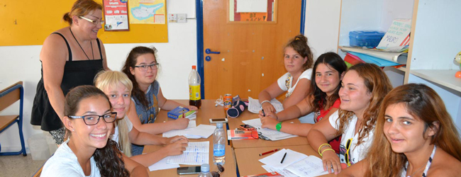 LISA-Sprachreisen-Schueler-Englisch-Zypern-Limassol-Schule-Unterricht-Klassenraum LISA-Sprachreisen-Schueler-Englisch-Zypern-Limassol-Schule-Unterricht-Klassenraum