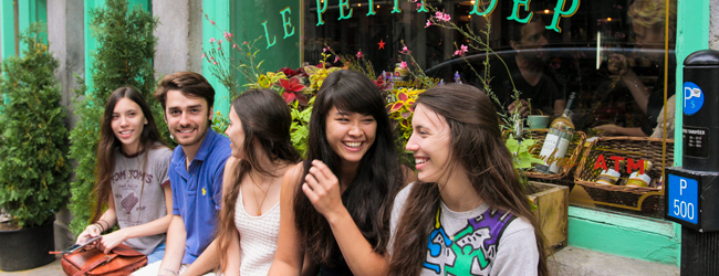 Mädchen und Betreuer beim Shoppen in Montreal Schülerinnen und ein Betreuer sitzen vor einem Geschäft bei einer LISA! Sprachreise für Schüler in Montreal