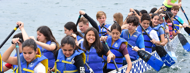 Jugendliche beim Kanu fahren bei einer Sprachreise für Schüler in Montreal Jugendliche mit blauen Warnwesten fahren Kanu bei einer LISA! Schülersprachreise in Montreal