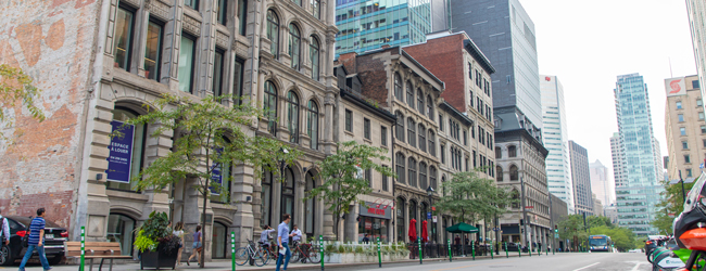 Straßenzug in Montreal mit historischen Gebäuden und Hochhäusern bei einer Sprachreise
