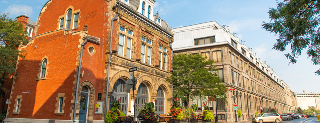 Historisches Gebäude in Montreal bei einer Schülersprachreise Historisches rotes Gebäude mit Pflanzen davor in Montreal, Kanada