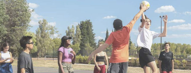 Jugendliche spielen Basketball im Freien bei einer Schülersprachreise in Toulouse