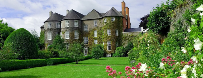 LISA-Sprachreisen-Schueler-Irland-Englisch-Kilkenny-Schulgebaeude-Park-Blumen LISA-Sprachreisen-Schueler-Irland-Englisch-Kilkenny-Schulgebaeude-Park-Blumen