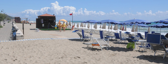 LISA-Sprachreisen-Schueler-Italienisch-Italien-Salerno-Strand-Wellen-Beach-Club-Meer
