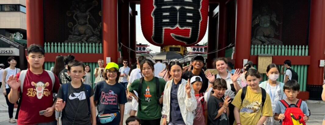 Gruppenfoto vor einem Schrein in Tokio bei einer Sprachreise Schülergruppe vor einem Schrein in Tokio bei einer LISA! Sprachreise für Schüler