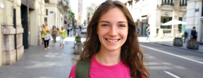 LISA-Sprachreisen-Schueler-Spanisch-Spanien-Barcelona-Spaziergang-Stadt-Karte-Maedchen LISA-Sprachreisen-Schueler-Spanisch-Spanien-Barcelona-Spaziergang-Stadt-Karte-Maedchen