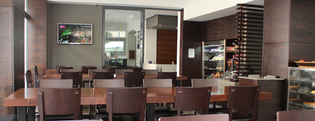 LISA-Sprachreisen-Young-Adults-Englisch-Malta-St-Julians-Sprachschule-Mittagessen-Kantine-Cafe-Pause LISA-Sprachreisen-Young-Adults-Englisch-Malta-St-Julians-Sprachschule-Mittagessen-Kantine-Cafe-Pause