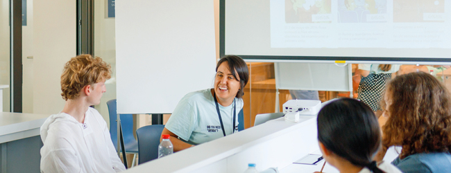 Fröhlicher Sprachunterricht für Young Adults an der LISA! Sprachschule in Barcelona Spanisch-Sprachkurs mit Lehrerin und Jugendlichen an der LISA! Sprachschule in Barcelona in Spanien