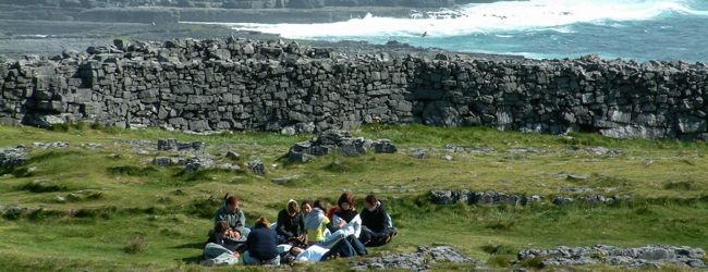 LISA-sprachreisen-schueler-englisch-galway-meer-aussicht-Ruinen-spaziergang